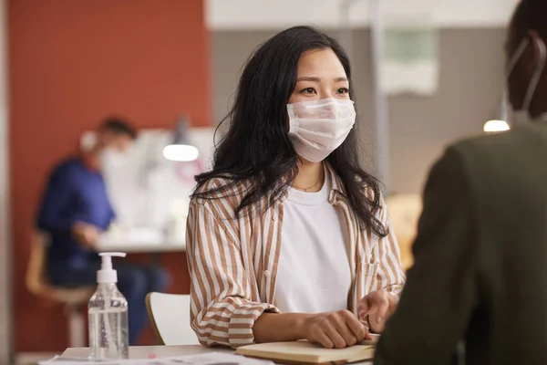 사업상 회의중 마스크를 아시아 여성이 소독제 공간에 — 스톡 사진