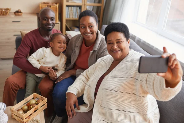 Vysoký Úhel Portrét Velké Šťastné Afroamerické Rodiny Při Focení Selfie — Stock fotografie