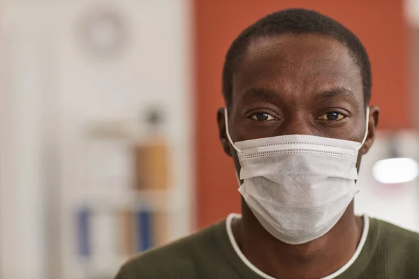 Maske Takan Ofiste Çalışırken Kameraya Bakan Yetişkin Bir Afro Amerikalının — Stok fotoğraf