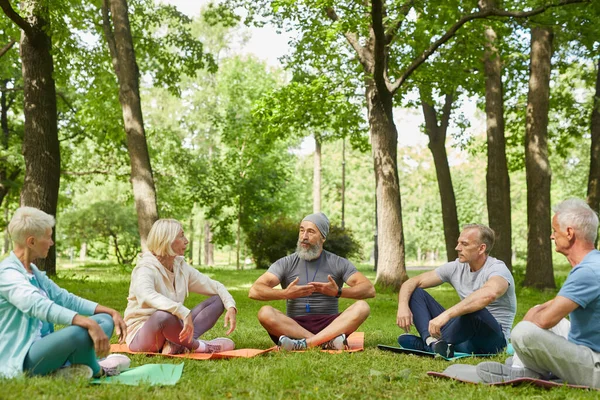 Ampio Colpo Allenatore Yoga Professionale Che Dimostra Suoi Clienti Anziani — Foto Stock