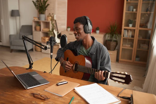 Porträt Eines Lächelnden Afroamerikaners Der Zum Mikrofon Singt Und Gitarre — Stockfoto