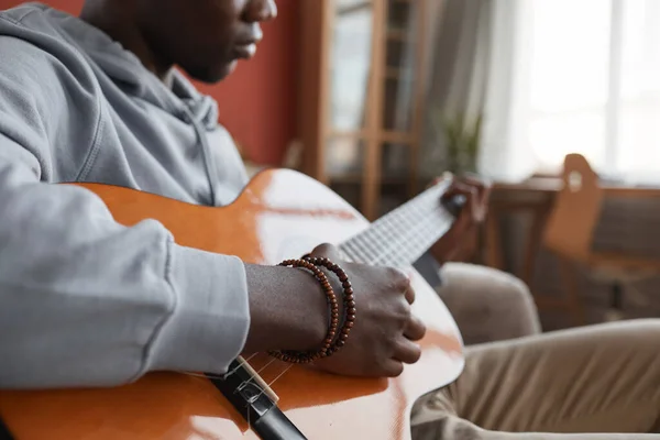 Primer Plano Del Joven Afroamericano Tocando Guitarra Acústica Mientras Está —  Fotos de Stock
