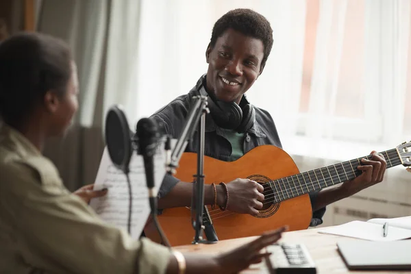 Retrato Del Hombre Afroamericano Sonriente Tocando Guitarra Mientras Graba Música —  Fotos de Stock