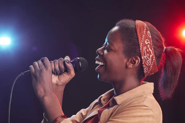 Portrait Latéral Jeune Femme Afro Américaine Chantant Microphone Debout Sur — Photo