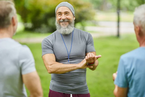 Entrenador Moderno Fitness Pie Frente Clientes Senior Demostrándoles Cómo Controlar — Foto de Stock