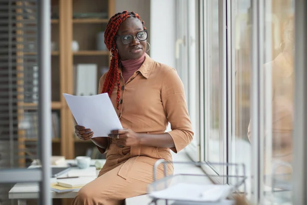 Portret Van Een Hedendaagse Afro Amerikaanse Vrouw Die Gepensioneerd Wegkijkt — Stockfoto