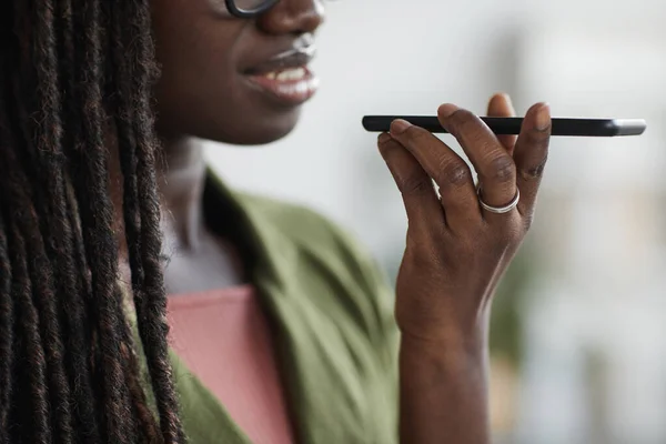 Närbild Porträtt Snygg Ung Afrikansk Kvinna Inspelning Röstmeddelande Smartphone Kontoret — Stockfoto