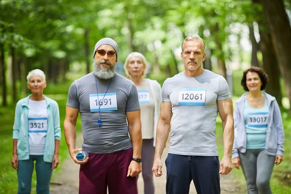 Retrato Grupo Mediano Largo Participantes Mayores Activos Carrera Maratónica Parque — Foto de Stock