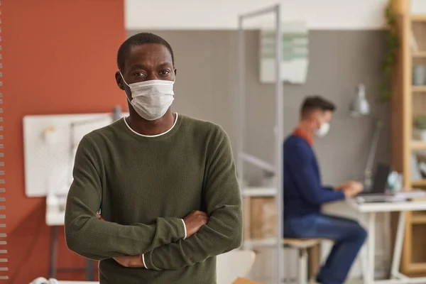 Taille Omhoog Portret Van Volwassen Afro Amerikaanse Man Dragen Masker — Stockfoto