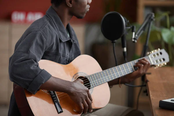 Retrato Recortado Joven Afroamericano Tocando Guitarra Mientras Está Sentado Junto —  Fotos de Stock