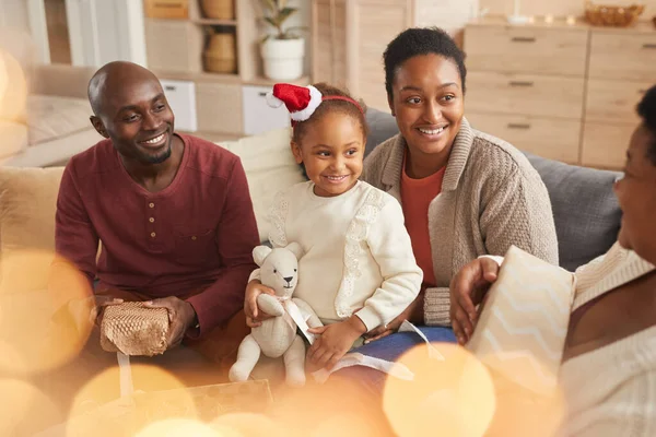 Retrato Mágico Feliz Familia Afroamericana Intercambiando Regalos Navidad Mientras Disfruta —  Fotos de Stock