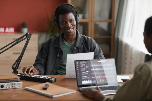 Retrato Jovem Afro Americano Sorrindo Feliz Compor Música Casa Com — Fotografia de Stock