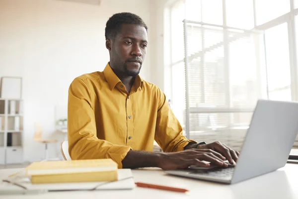 Vedere Unghi Scăzut Omul Afro American Contemporan Folosind Laptopul Timp — Fotografie, imagine de stoc