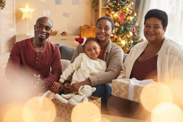 Kouzelný Portrét Šťastné Afroamerické Rodiny Při Pohledu Kameru Zatímco Užívají — Stock fotografie