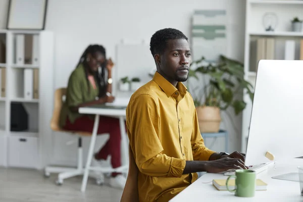 Vista Lateral Homem Afro Americano Contemporâneo Usando Computador Enquanto Trabalhava — Fotografia de Stock