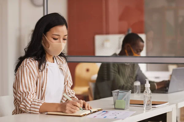 Portret Van Een Moderne Aziatische Zakenvrouw Dragen Masker Schrijven Planner — Stockfoto