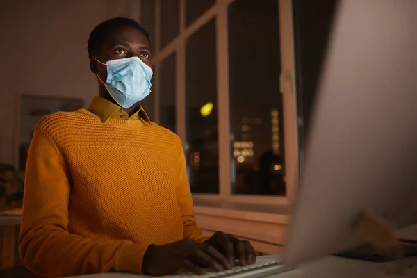 Low Angle Portret Van Jonge Afro Amerikaanse Man Met Masker — Stockfoto