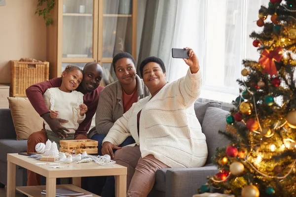 Portrét Velké Šťastné Afroamerické Rodiny Při Focení Selfie Zatímco Spolu — Stock fotografie