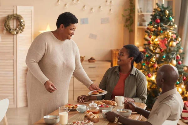 Portret Van Oudere Afro Amerikaanse Vrouw Serveert Zelfgemaakt Voedsel Voor — Stockfoto