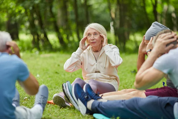 Gruppo Anziani Moderni Riuniti Nel Parco Seduti Stuoie Sull Erba — Foto Stock