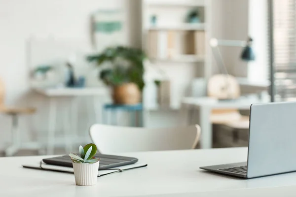 Minimales Hintergrundbild Eines Einladenden Leeren Arbeitsplatzes Mit Weißem Schreibtisch Und — Stockfoto