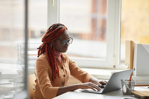 Retrato Jovem Empresária Afro Americana Usando Laptop Enquanto Senta Mesa — Fotografia de Stock