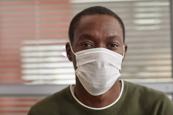 Close Portret Van Afro Amerikaanse Man Met Masker Kijken Naar — Stockfoto