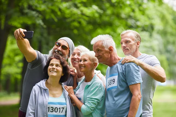 Grupo Amigos Mayores Felices Que Participan Carrera Maratón Verano Pie — Foto de Stock