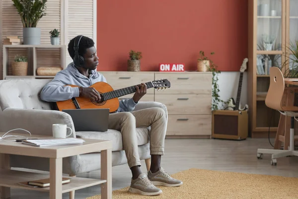 Full Length Portrait Young African American Man Playing Acoustic Guitar — Stockfoto