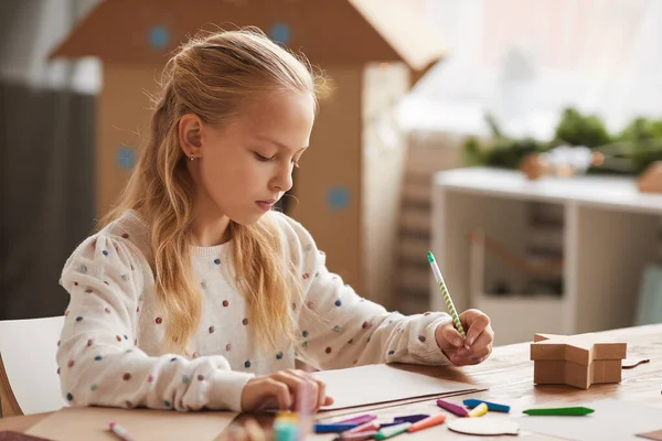 Ritratto Ragazza Adolescente Bionda Che Disegna Compiti Mentre Seduta Alla — Foto Stock