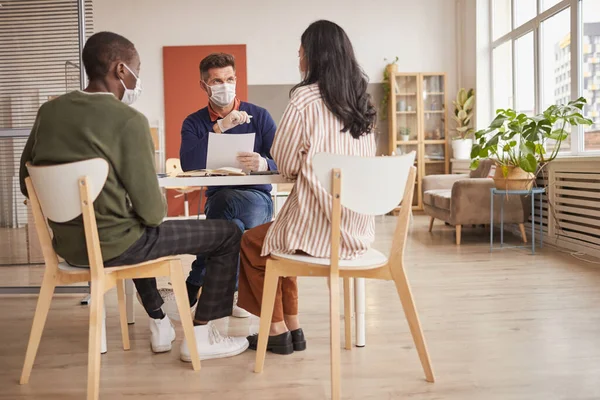 Full Längd Porträtt Moderna Multietniska Team Bär Masker Affärsmöte Kontoret — Stockfoto