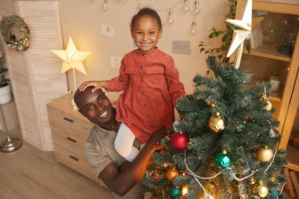 Wysoki Kąt Portret Szczęśliwej Afroamerykanki Dekorowanie Choinki Kochającym Ojcem Trzymając — Zdjęcie stockowe