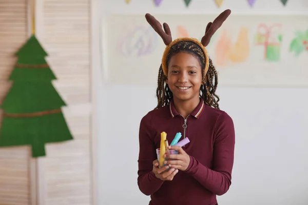 Retrato Cintura Hacia Arriba Una Niña Afroamericana Sonriente Que Usa —  Fotos de Stock