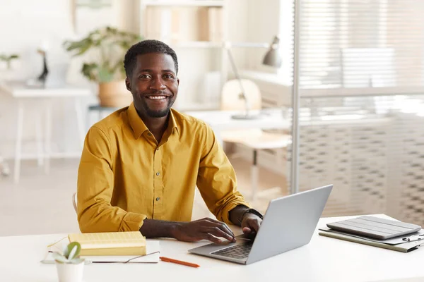 Retrato Homem Afro Americano Sorridente Usando Laptop Olhando Para Câmera — Fotografia de Stock