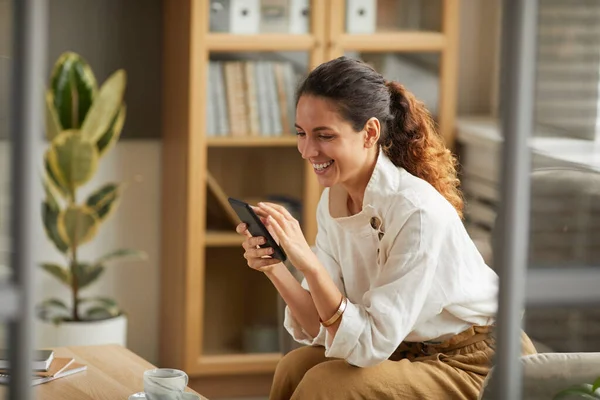 Retrato Mujer Adulta Elegante Mirando Pantalla Del Teléfono Inteligente Riendo — Foto de Stock