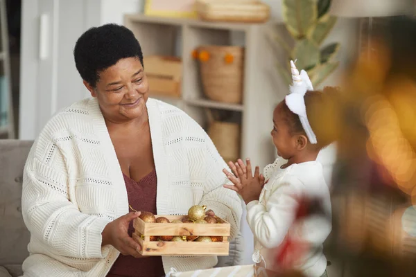 Retrato Amar Abuela Afroamericana Decorando Árbol Navidad Con Una Linda —  Fotos de Stock