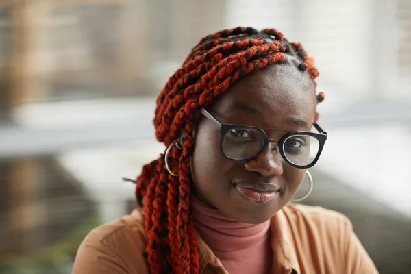 Primer Plano Una Joven Afroamericana Con Gafas Mirando Cámara Mientras —  Fotos de Stock