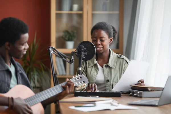 Retrato Una Joven Afroamericana Cantando Micrófono Mientras Graba Música Estudio —  Fotos de Stock