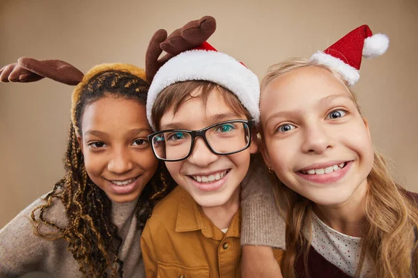 Zamknij Portret Trójki Dzieci Noszących Bożonarodzeniowe Portrety Uśmiechających Się Kamery — Zdjęcie stockowe