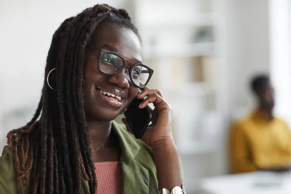 Närbild Porträtt Snygg Ung Afrikansk Kvinna Talar Med Smartphone Kontoret — Stockfoto