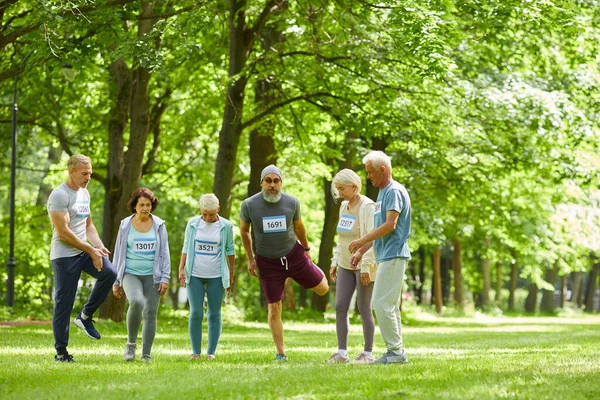 Largo Tiro Personas Mayores Activas Que Participan Carrera Maratón Verano — Foto de Stock