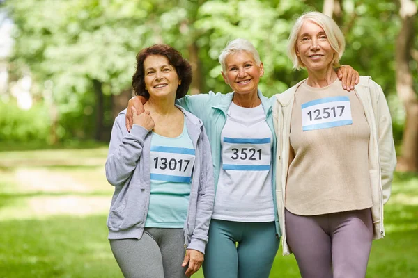 Gruppo Tre Amiche Anziane Gioiose Che Partecipano Alla Maratona Estiva — Foto Stock