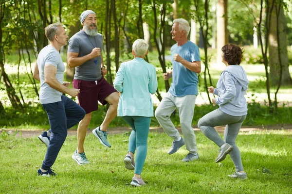 Amplio Tiro Hombres Mujeres Mayores Que Comienzan Entrenamiento Matutino Parque — Foto de Stock