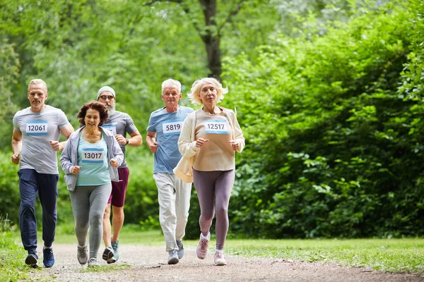 Gruppo Uomini Donne Anziani Sportivi Che Partecipano Alla Maratona Correndo — Foto Stock