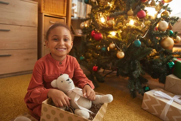 Portret Szczęśliwej Afroamerykanki Otwierającej Prezenty Świąteczne Siedząc Przy Drzewie Domu — Zdjęcie stockowe