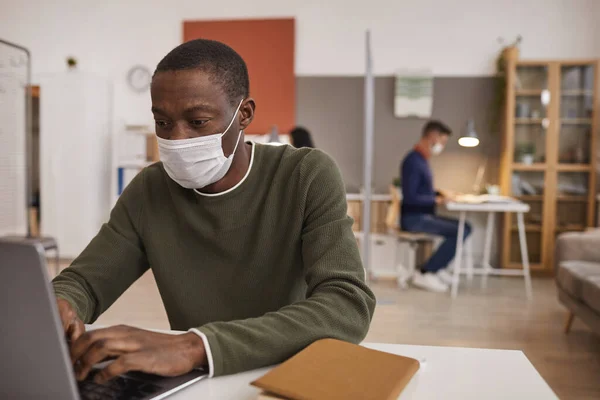 Portret Van Afro Amerikaanse Man Met Masker Laptop Tijdens Het — Stockfoto