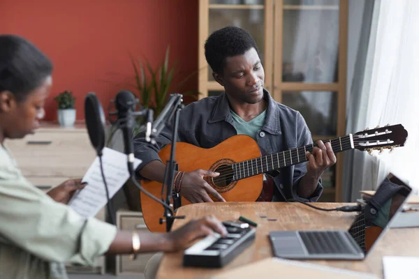 Portret Van Jonge Afro Amerikaanse Man Die Akoestische Gitaar Speelt — Stockfoto