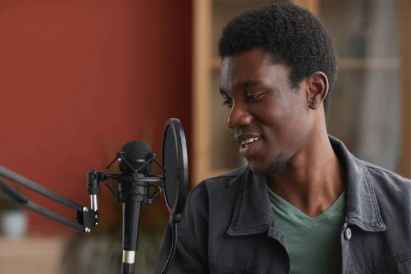 Sidovy Porträtt Ung Afroamerikansk Man Sjunger Till Mikrofon Medan Spelar — Stockfoto
