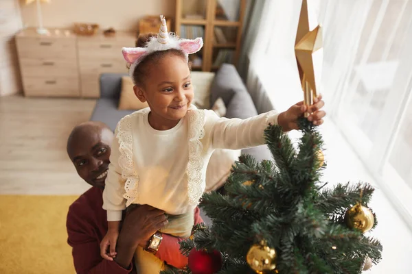 Wysoki Kąt Portret Cute African American Dziewczyna Wprowadzenie Gwiazdy Choinkę — Zdjęcie stockowe