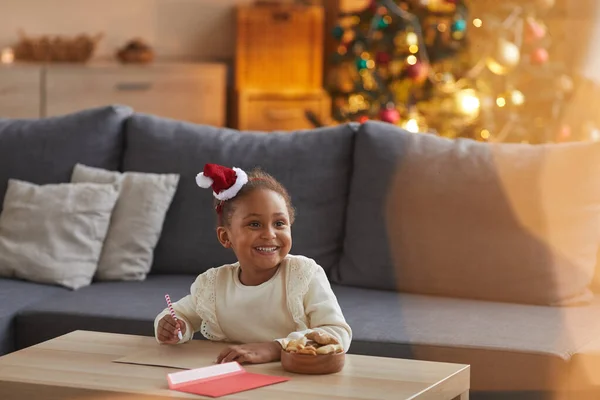 Retrato Niña Afroamericana Feliz Escribiendo Carta Santa Mientras Está Sentado — Foto de Stock